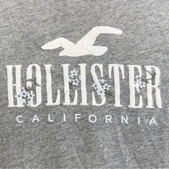 NWOT Hollister Embroidered Scoop Neck T-Shirt Gray X-Small - Picture 2 of 3